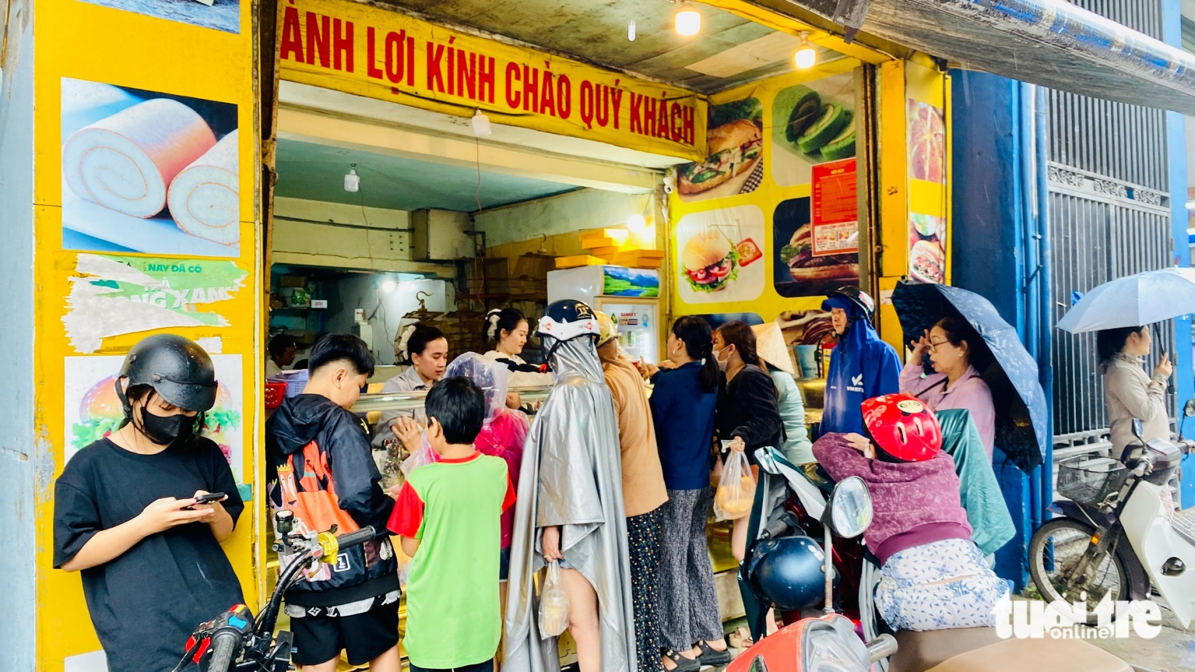 雨刚停,顺化市民蜂拥购买药品和面包